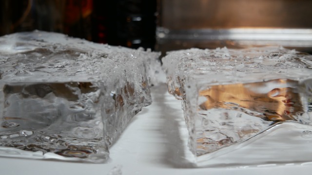 板状の透明な氷。