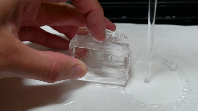 水で形を整える氷の画像。