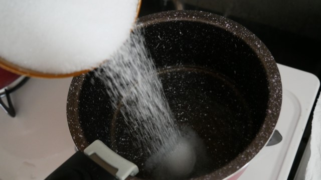 鍋にグラニュー糖を入れる画像。