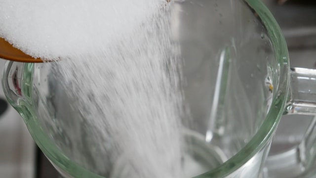 ミキサーにグラニュー糖を入れる画像。