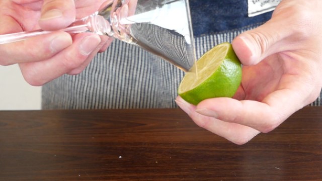 ライム果汁をグラスのふちに塗る画像。