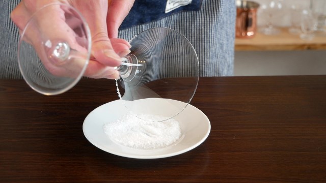 塩をグラスのふちにつける画像。