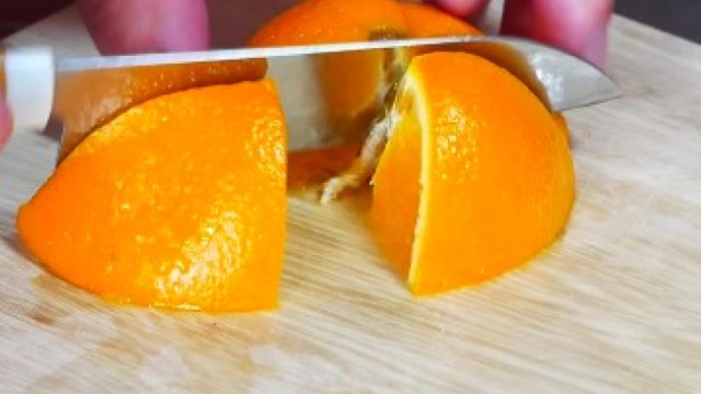 オレンジを切る画像。