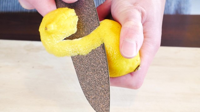 レモンの皮をらせん状に切る画像2。