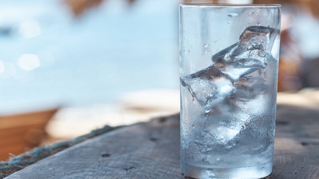 グラスに入った氷の画像。