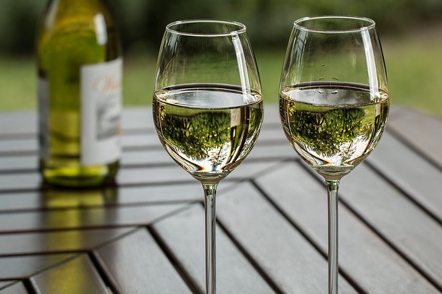 グラスに注がれた白ワインの画像。