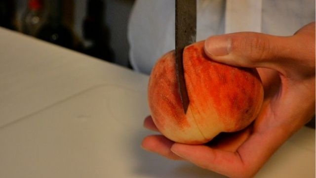桃を半分に切る画像。