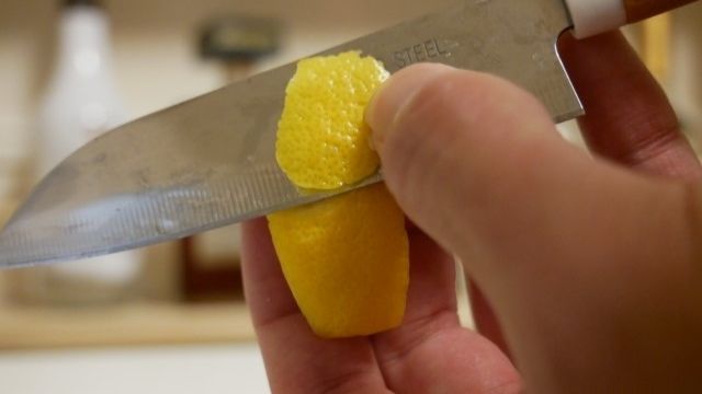 レモンの皮を切る画像。