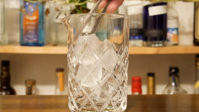 氷をミキシンググラスへ入れる画像。