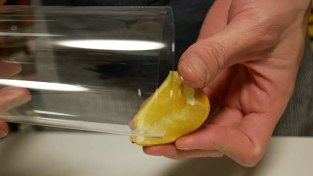 グラスのふちにレモン果汁をつける画像。