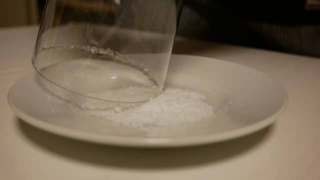 グラスのふちに塩をつける画像。