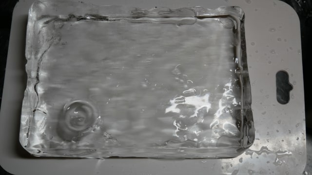 なめらかになった板氷の画像。