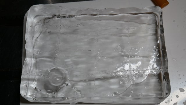 カットする板氷の画像。