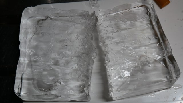 真っ二つに割れた板氷の画像。