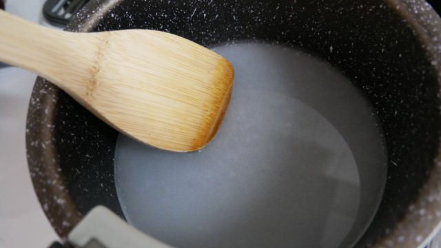 鍋に入った砂糖と水の画像。