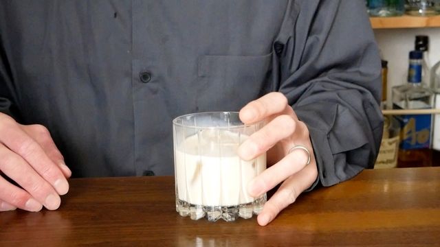 ベイリーズミルクを飲む画像。