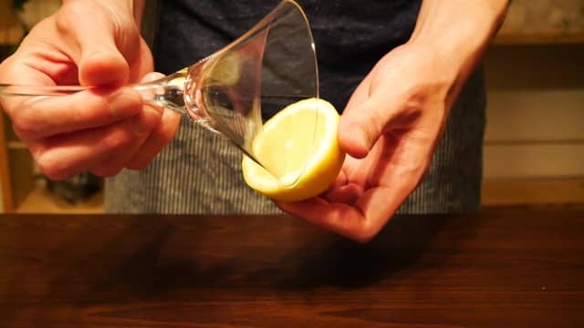 グラスの縁をレモンでぬらす画像。