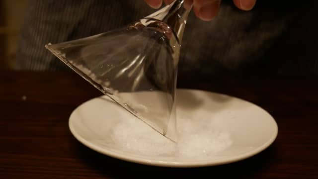 グラスのふちに塩をつける画像。