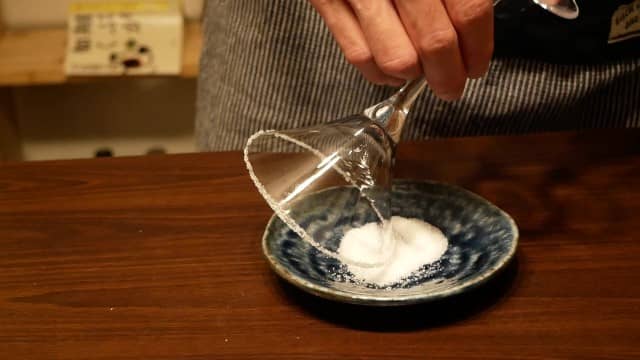 グラスのふちに砂糖をつける画像。