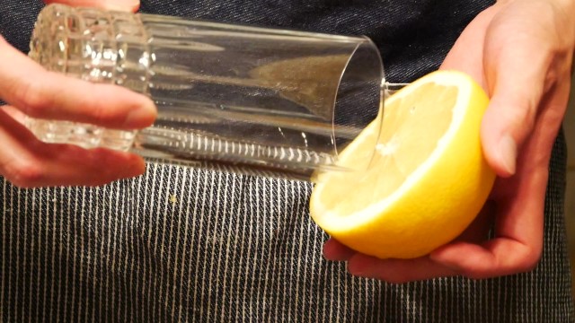 グラスのふちにグレープフルーツ果汁をつける。