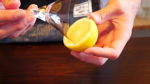 グラスにレモン果汁を塗る画像。