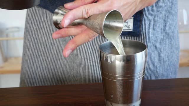レモンジュースを注ぐ画像。