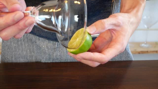 ライム果汁をグラスのふちにつける画像。