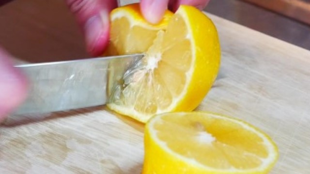 レモンを切る画像。