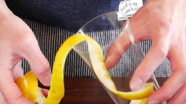 レモンの皮をグラスに入れる画像。