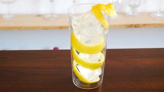 レモンの皮と氷を入れたグラスの画像。