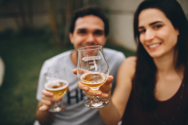 生ビールを楽しむカップルの画像。