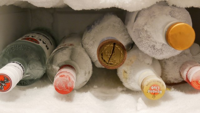 お酒を冷凍庫に入れている画像。