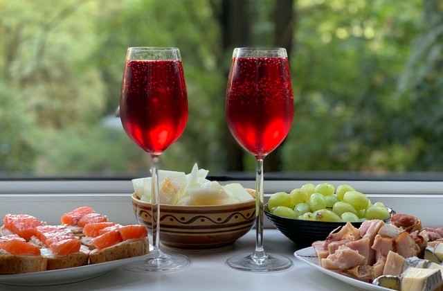 赤ワインカクテルのイメージ画像。