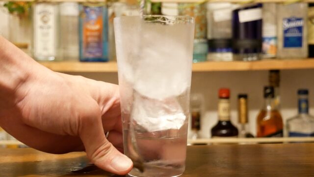 氷をまわしてお酒を冷やす画像。
