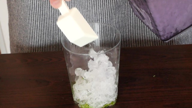グラスに氷を入れる画像。