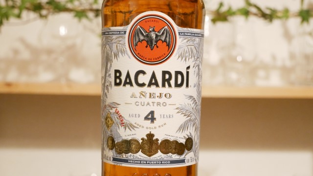 バカルディクアトロのボトル画像。