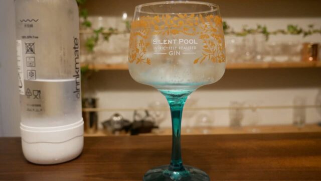 サイレントプールジンのグラスに炭酸水を入れた画像。
