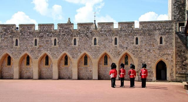 イギリス王室を守る近衛兵の画像。