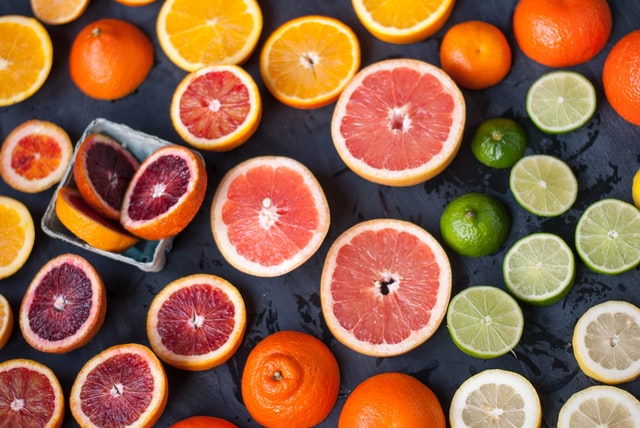 生の柑橘系フルーツの画像。