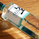 翠ジンのボトルの画像。