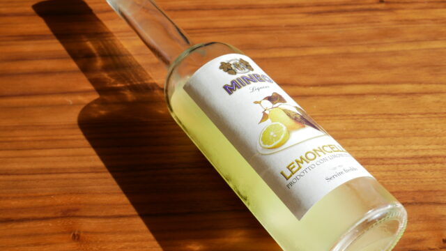 ミネオ レモンチェロリキュールのボトルの画像。